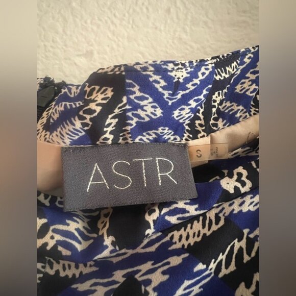 ASTR Women’s Blue & White Abstract Print Pants with pockets. Size small - Picture 3 of 3